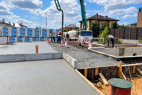 Подача бетона насосом при устройстве плиты
